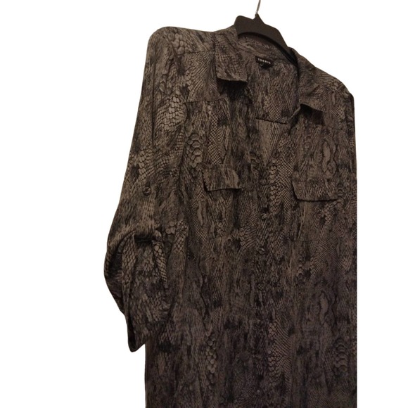 Torrid black gray snake skin pattern button up V neck blouse size large - Picture 3 of 8